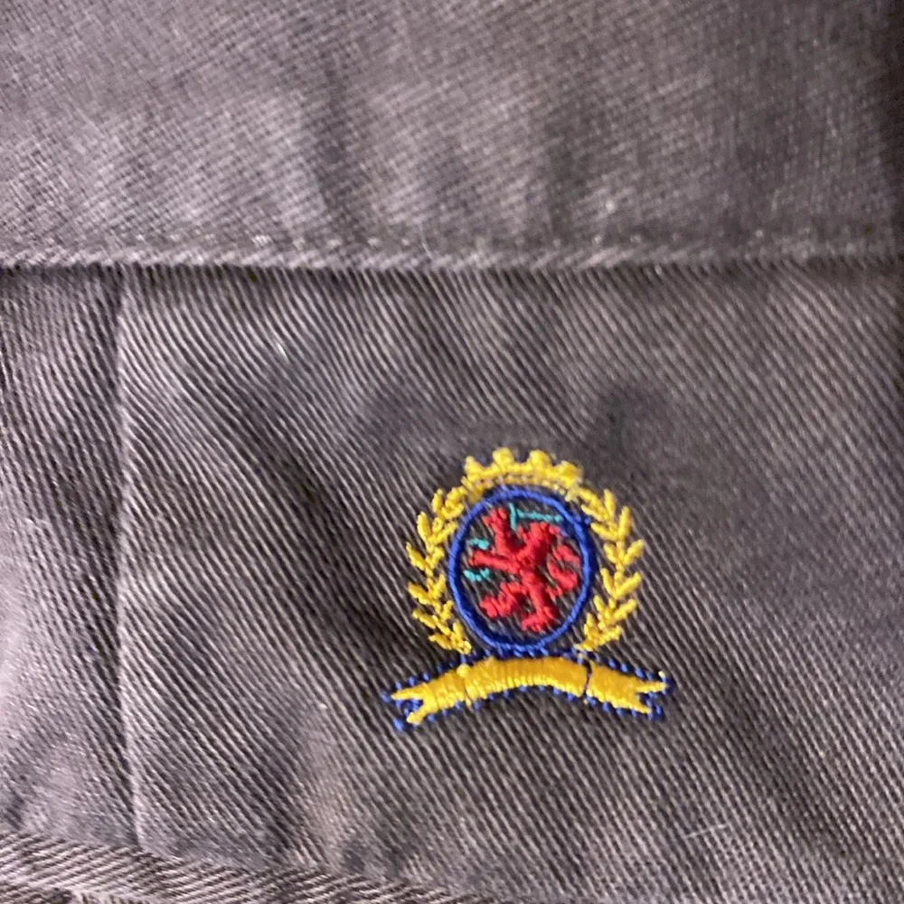 Vintage Tommy Hilfiger Embroidered Crest Pleated Chinos in brown size 36 x 30 - Picture 7 of 12